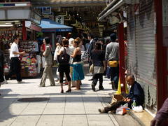 Near the Akasuka Shrine (2)